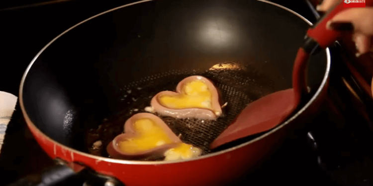 Salchichas con Huevos | En Forma de Corazon | Casayfamiliatv