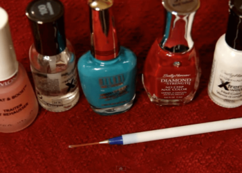 Uñas Decoradas con Bastoncitos de Dulce Navideño – Diseño de Uñas # 1