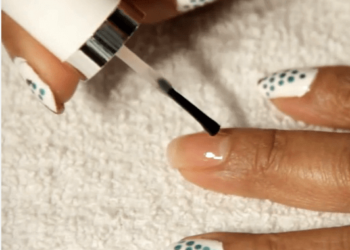 Uñas Decoradas con Arbolito Navideño de Puntitos – Diseño de Uñas # 4