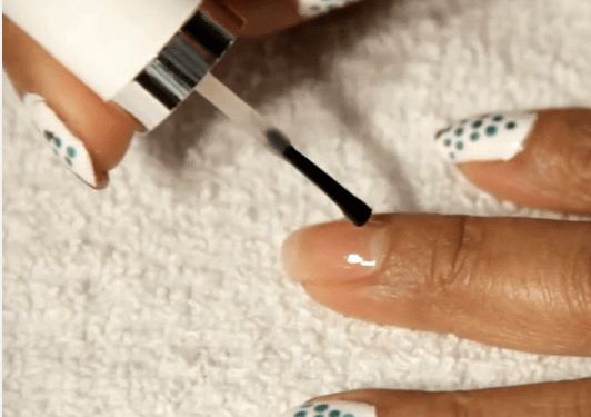 Uñas Decoradas con Arbolito Navideño de Puntitos – Diseño de Uñas # 4