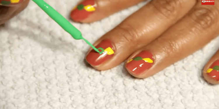 Uñas Decoradas con Rombos Amarillo y Verde