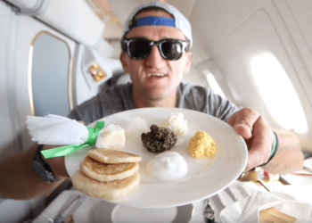 Así es dentro de un avión de primera clase, por  $21,000 USD,  de Dubai a New York