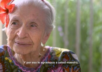 Termina su secundaria a sus 93 años