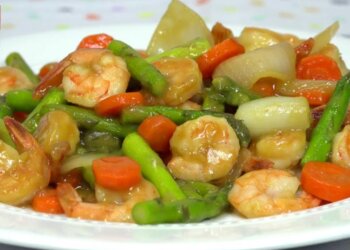 Receta Facil Salteado de Camarones con Esparragos | Receta en Casayfamiliatv