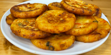 RECETA DE PAPAS FÁCIL Y ECONÓMICA: ¡Deliciosa con Solo 2 PAPAS, 1 HUEVO y 1 ZANAHORIA!